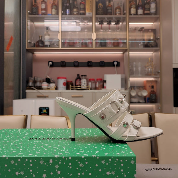 SANDALI CON TACCO ALTO E CINTURINI IN PELLE DI MONTONE OLIO-CERA CON BORCHIE BIANCHE