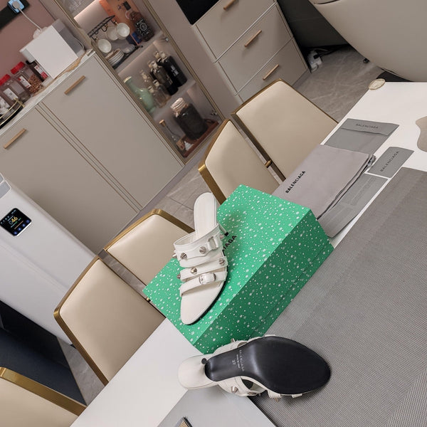 SANDALI CON TACCO ALTO E CINTURINI IN PELLE DI MONTONE OLIO-CERA CON BORCHIE BIANCHE