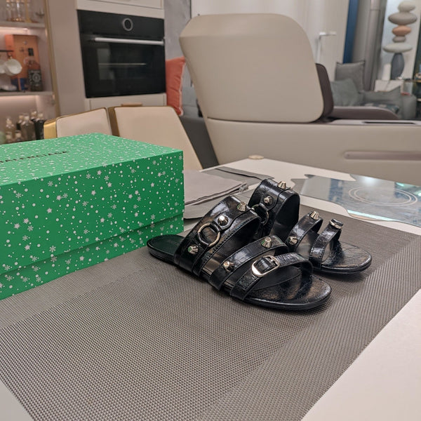 STRAPPY FLAT SANDALS IN BLACK STUDDED WAX-OIL SHEEPSKIN