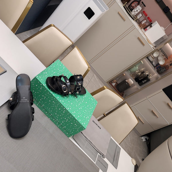 STRAPPY FLAT SANDALS IN BLACK STUDDED WAX-OIL SHEEPSKIN