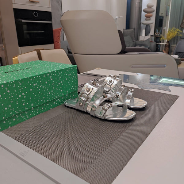 SANDALI BASSI CON CINTURINI IN PELLE DI MONTONE CERA E OLIO CON BORCHIE ARGENTO