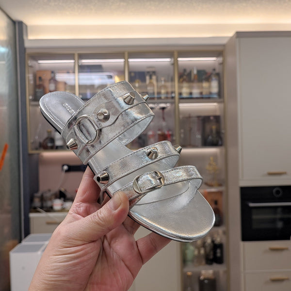 SANDALI BASSI CON CINTURINI IN PELLE DI MONTONE CERA E OLIO CON BORCHIE ARGENTO