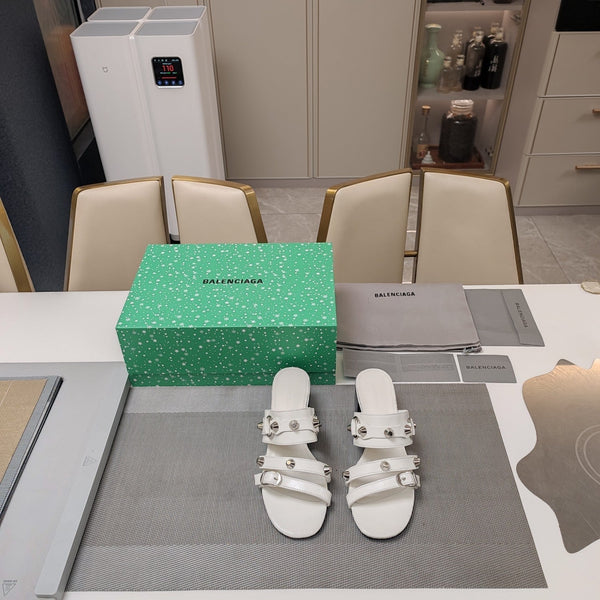 STRAPPY MEDIUM HEELED SANDALS IN WHITE STUDDED WAX-OIL SHEEPSKIN