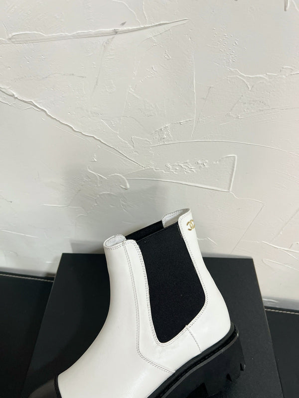 CC Chelsea Ankle Boots In White Mix Black Cowhide 949683