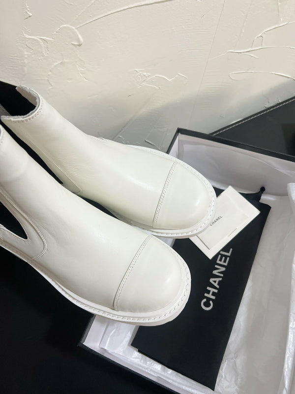 CC Chelsea Ankle Boots In White Cowhide  949684