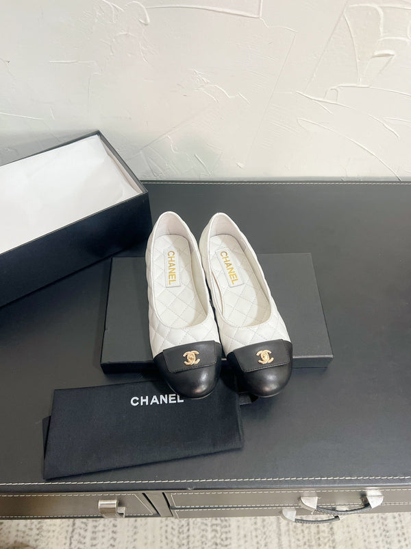 CC Ballet Flats In White Mix Black Quilted Lambskin 949711