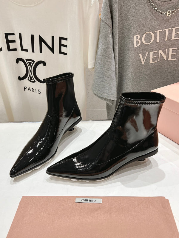 Stivaletti Miu a punta in pelle di agnello nera lucida