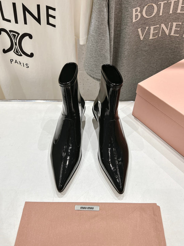 Stivaletti Miu a punta in pelle di agnello nera lucida