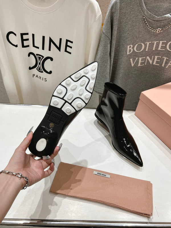 Stivaletti Miu a punta in pelle di agnello nera lucida