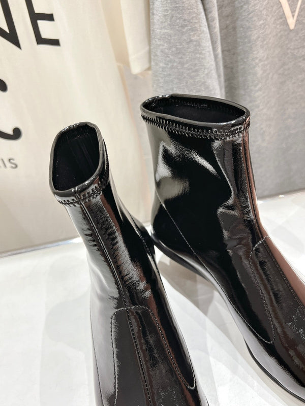 Stivaletti Miu a punta in pelle di agnello nera lucida