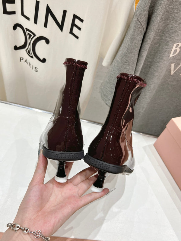 Stivaletti Miu a punta in pelle di agnello rosso marrone