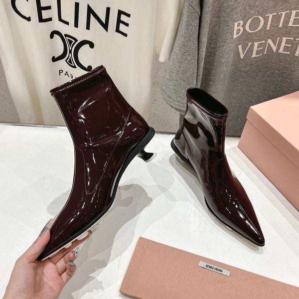 Stivaletti Miu a punta in pelle di agnello rosso marrone