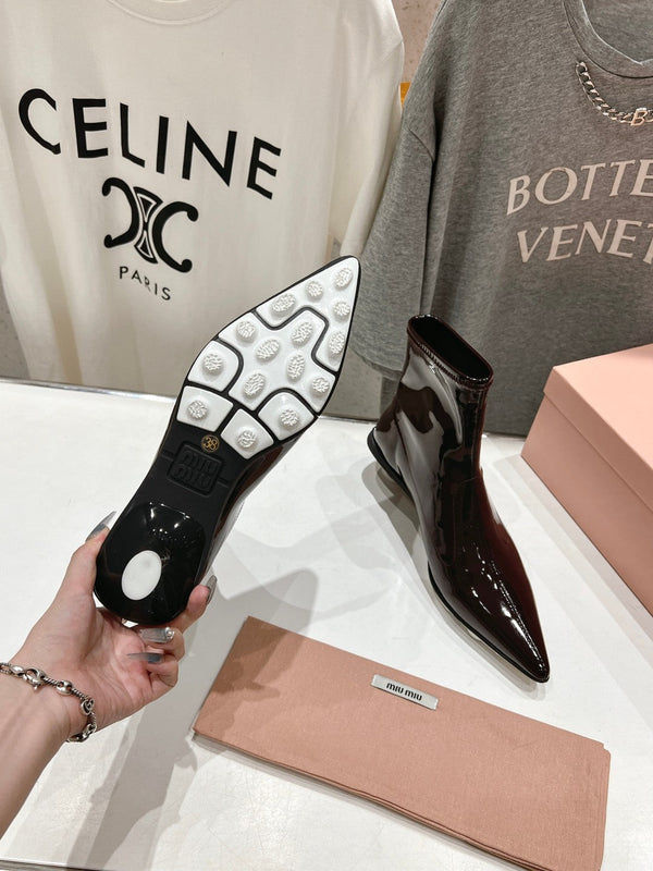 Stivaletti Miu a punta in pelle di agnello rosso marrone