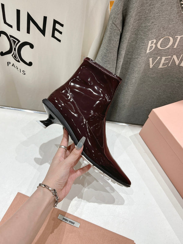 Stivaletti Miu a punta in pelle di agnello rosso marrone