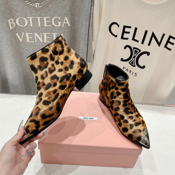 Stivaletti Miu in pelle di leopardo con sfondo marrone in pelle di pecora