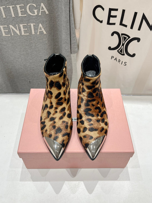 Stivaletti Miu in pelle di leopardo con sfondo marrone in pelle di pecora