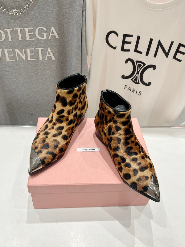 Stivaletti Miu in pelle di leopardo con sfondo marrone in pelle di pecora