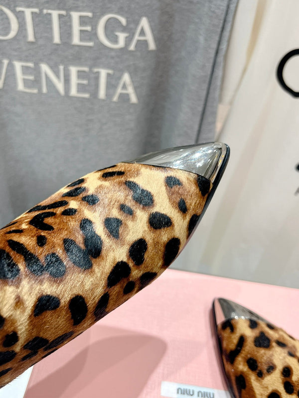 Stivaletti Miu in pelle di leopardo con sfondo marrone in pelle di pecora