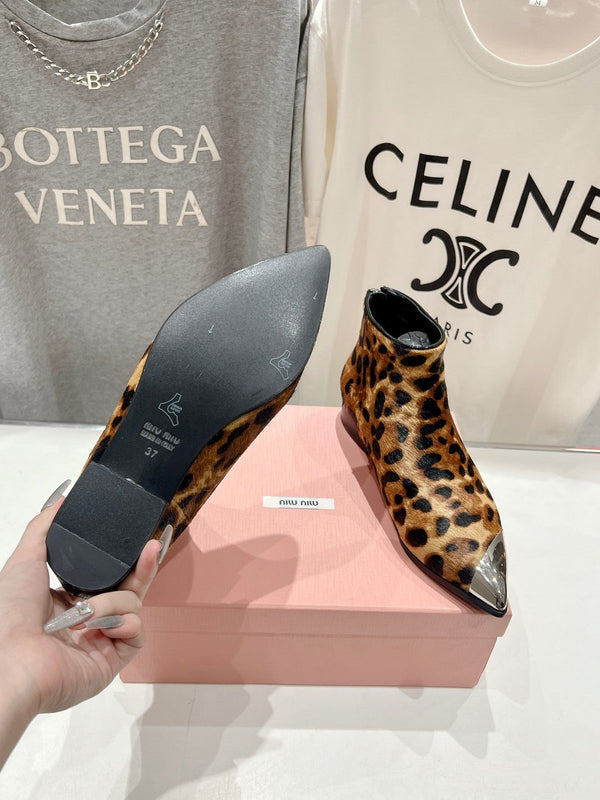 Stivaletti Miu in pelle di leopardo con sfondo marrone in pelle di pecora