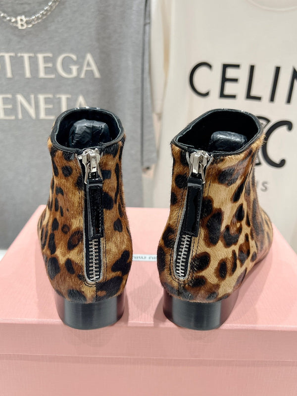 Stivaletti Miu in pelle di leopardo con sfondo marrone in pelle di pecora