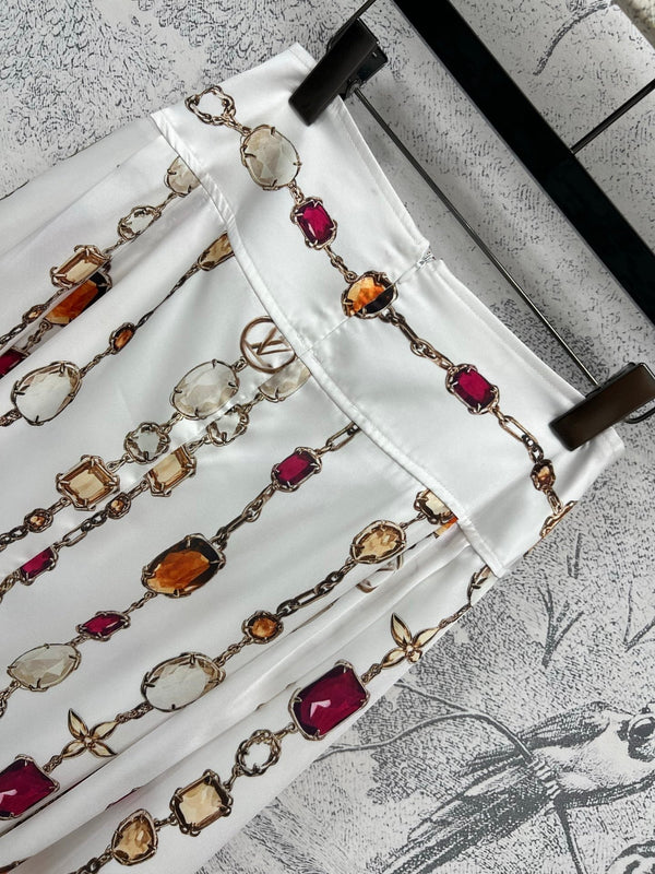 LV 25 Decorative Pattern Gemstone Chain Pleated Skirt White Poliester