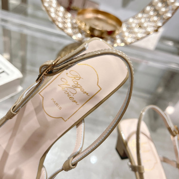 Belle Viv - Décolleté con cinturino posteriore e fibbia in metallo, 45, in pelle verniciata color cammello