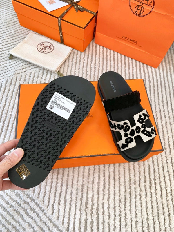 Sandalo HM Cyprus in pelle scamosciata nera e bianca 963207