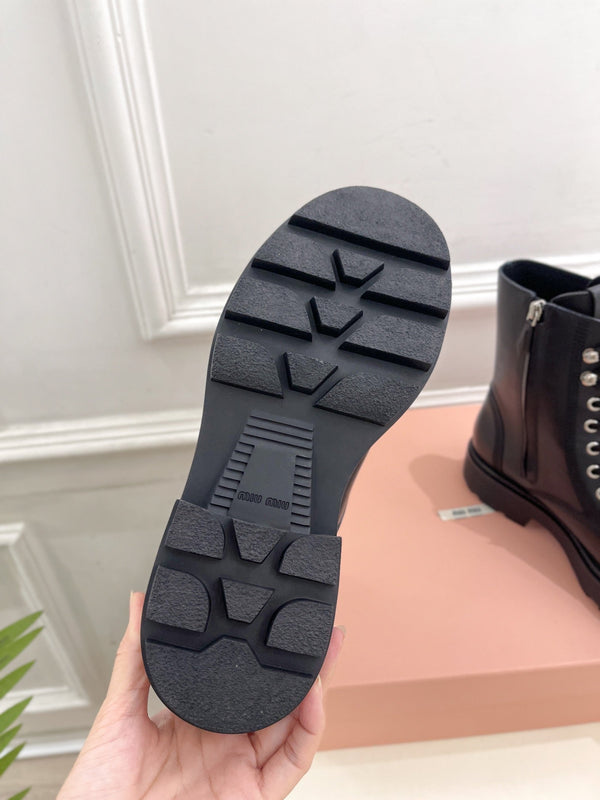 Stivaletti Miu con lacci in pelle di vitello nera