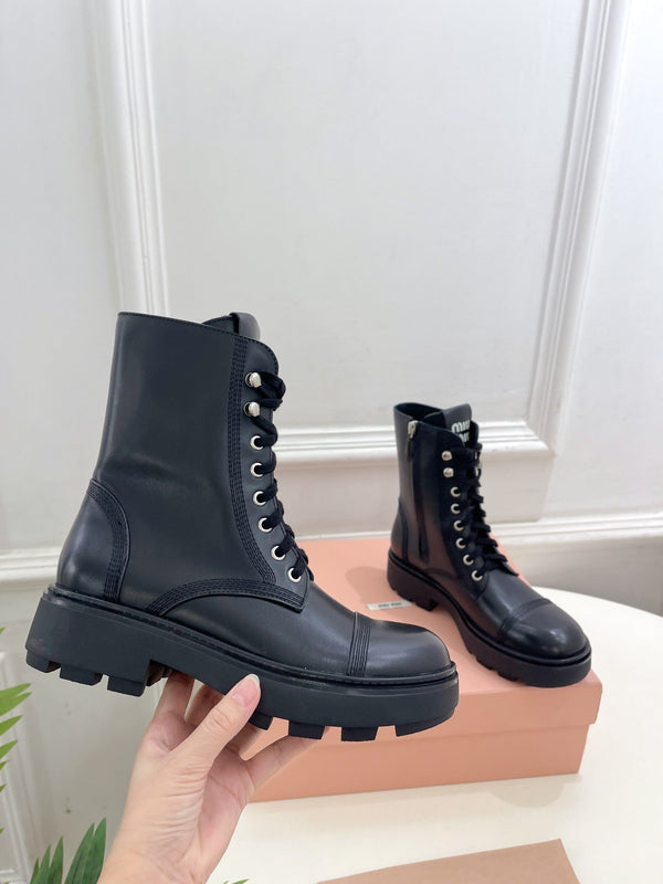 Stivaletti Miu con lacci in pelle di vitello nera