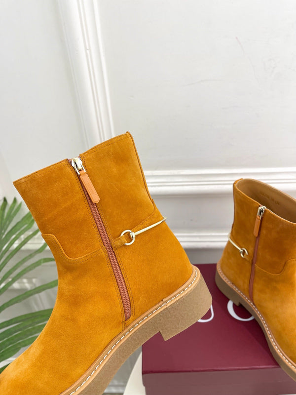 Gucci 25𝐬𝐬 horsebit ankle boots mustard yellow suede 435377