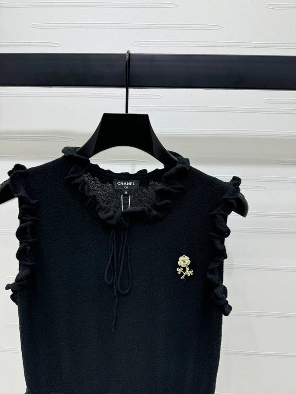 CHANEL SLEEVELESS TOP WITH RUFFLED COLLAR 274888