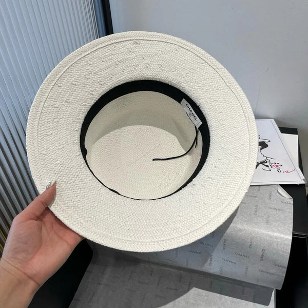 FLAT STRAW HAT WHITE FLOWER ATTACHMENT 673931