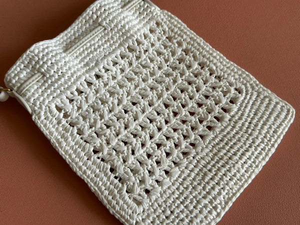 WANDER BUCKET BAG 23 WHITE IN RAFFIA WITH LEATHER TRIM