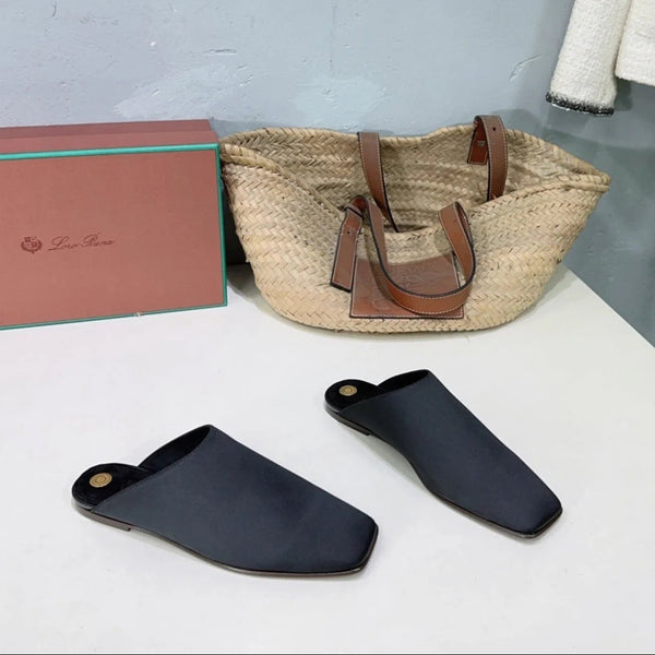 FLAT BUBBLE IN BLACK CANVAS