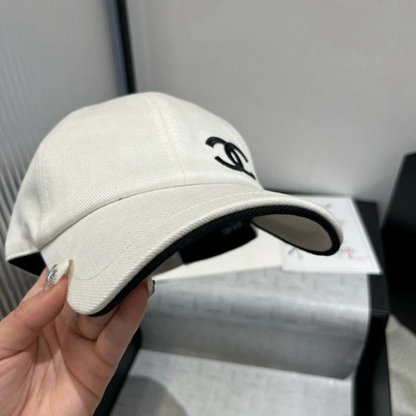 BASEBALL HAT IN WHITE WITH WHITE TRIM 673994