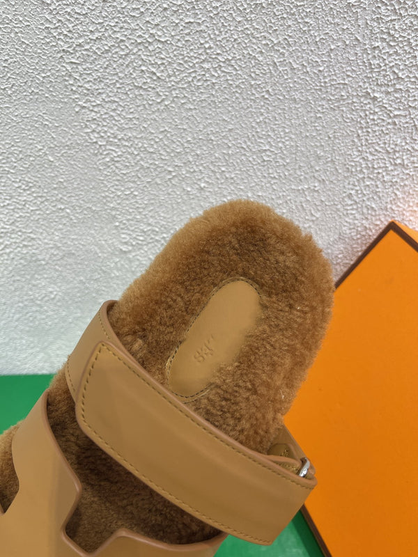 Chypre Sandal Gold shearling insole Gold goatskin lining