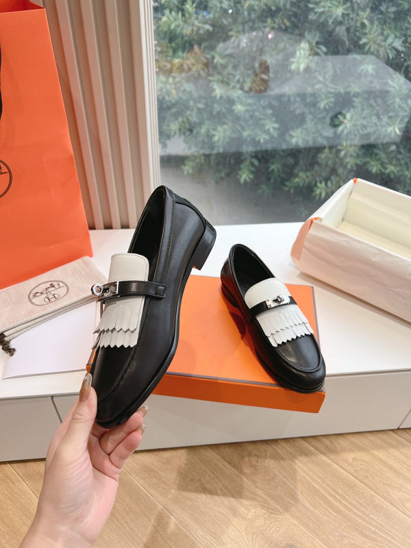 Mocassino Destin in pelle di capra nera con dettaglio frangia bianca