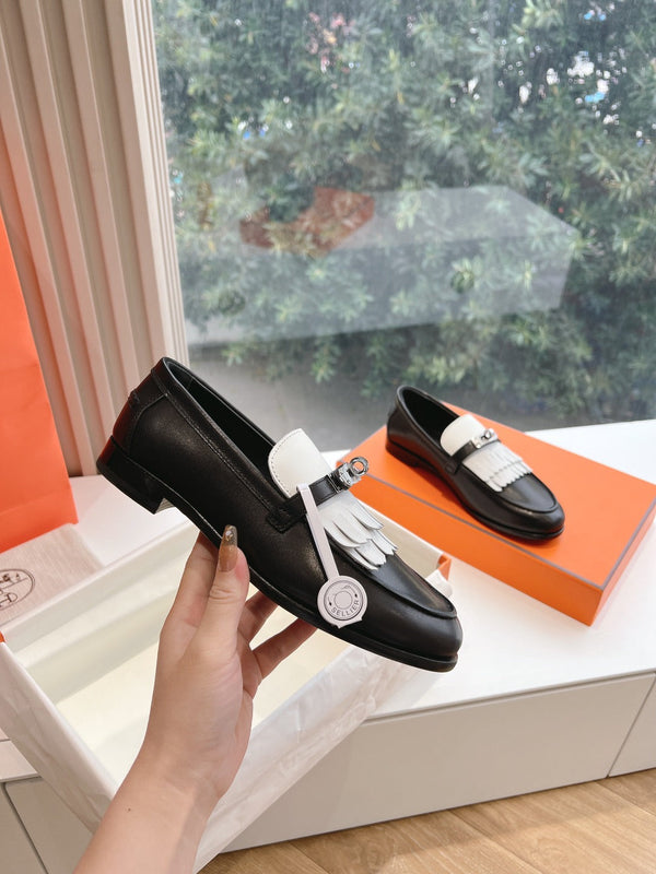 Mocassino Destin in pelle di capra nera con dettaglio frangia bianca