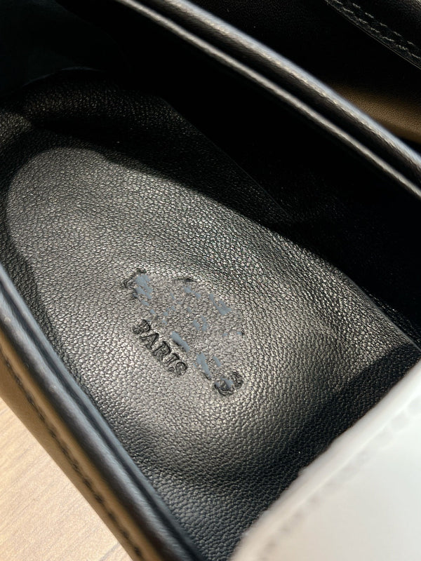 Mocassino Destin in pelle di capra nera con dettaglio frangia bianca