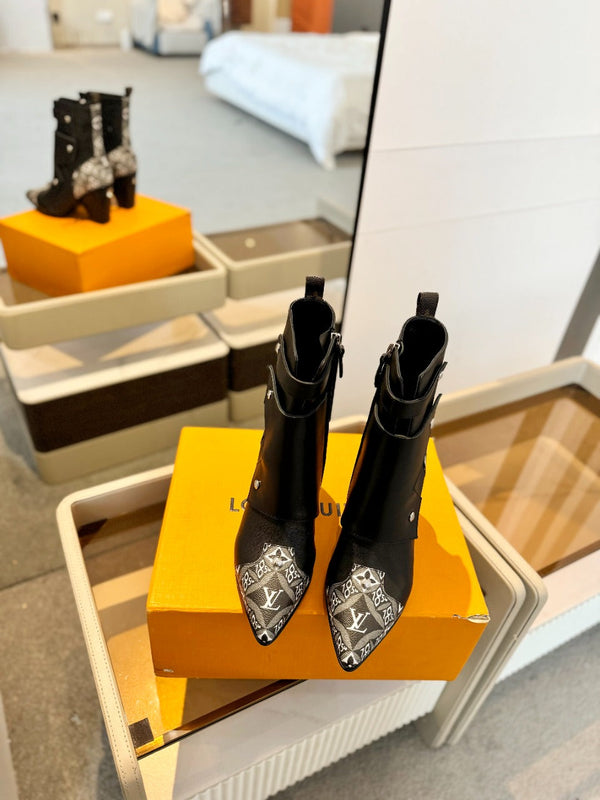 Stivaletto LV Trinity 75mm in pelle di vitello monogrammata nera e bianca