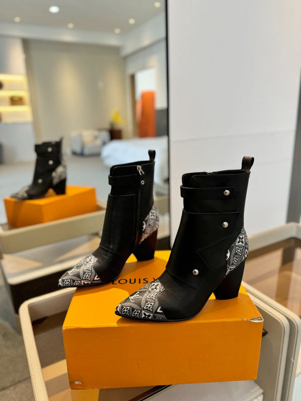 Stivaletto LV Trinity 75mm in pelle di vitello monogrammata nera e bianca