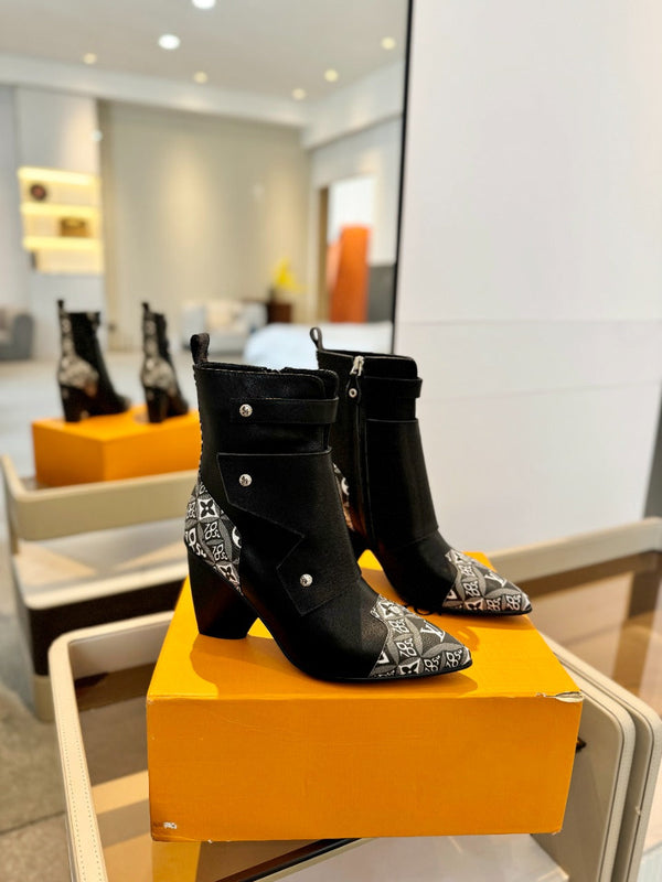 Stivaletto LV Trinity 75mm in pelle di vitello monogrammata nera e bianca