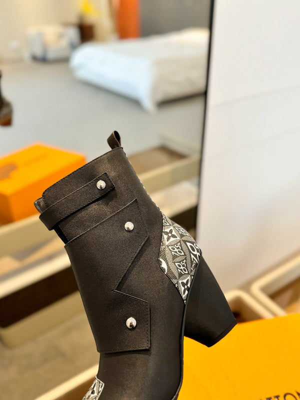 Stivaletto LV Trinity 75mm in pelle di vitello monogrammata nera e bianca